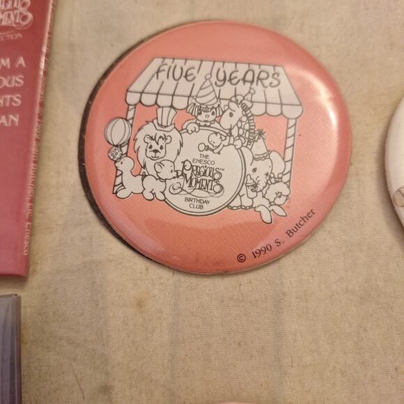 6 VTG PRECIOUS MOMENTS BUTTONS PINS LOT COLLECTORS CLUB - Picture 4 of 7